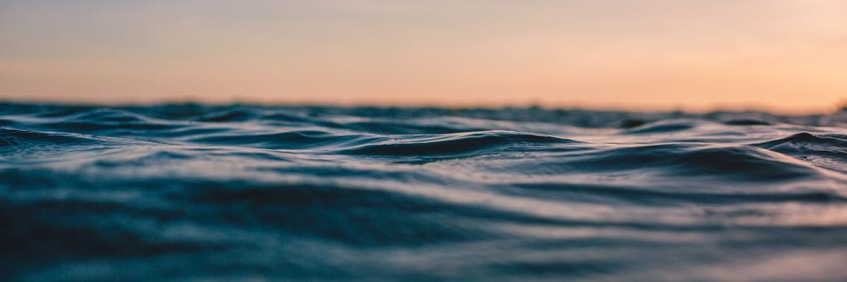 Preghiera al sorgere del sole In riva al mare